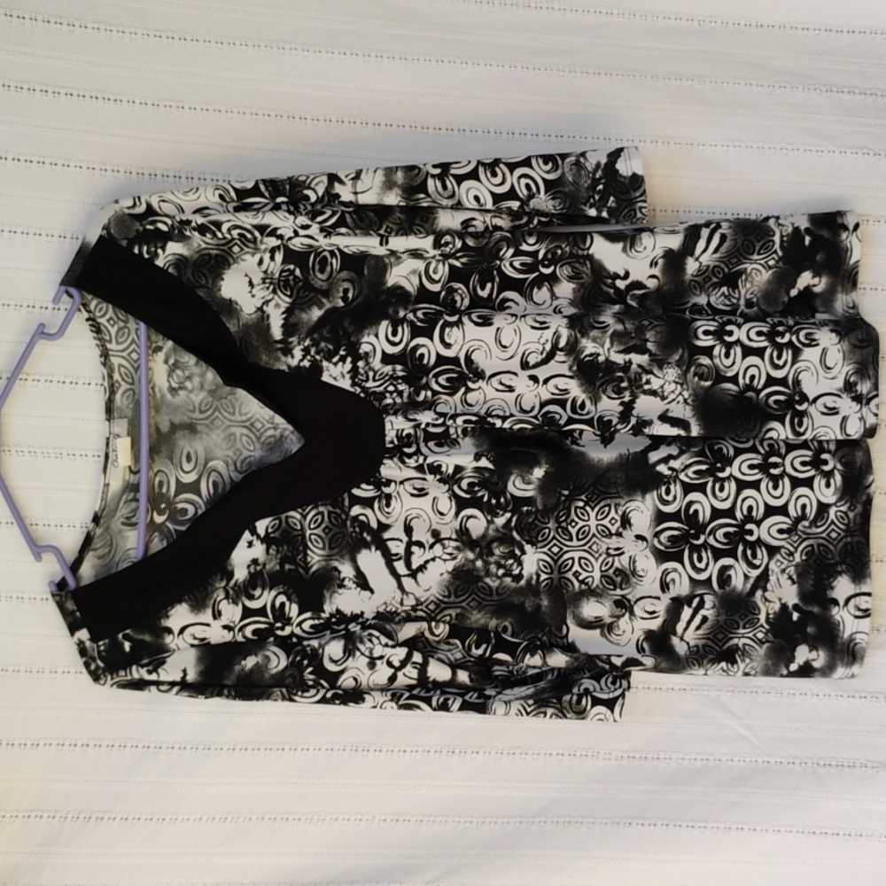 Only 9   sz. 2x   black and white printed top